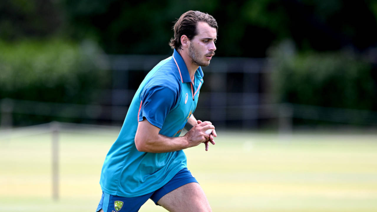 Lance Morris runs in to bowl, Brisbane, December 20, 2022