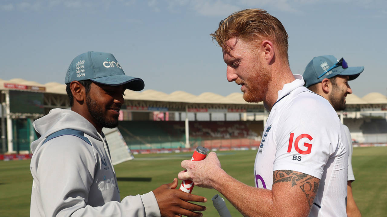 Ben Stokes hands a stump to Rehan Ahmed, Pakistan vs England, 3rd Test, Karachi, 4th day, December 20, 2022