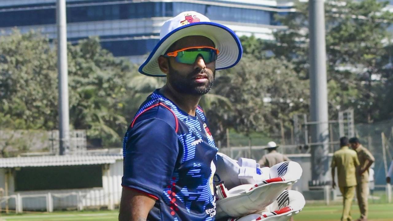 Suryakumar Yadav walks out for a hit before the game, Mumbai vs Hyderabad, Ranji Trophy 2022-23, 1st day, Mumbai, December 20, 2022