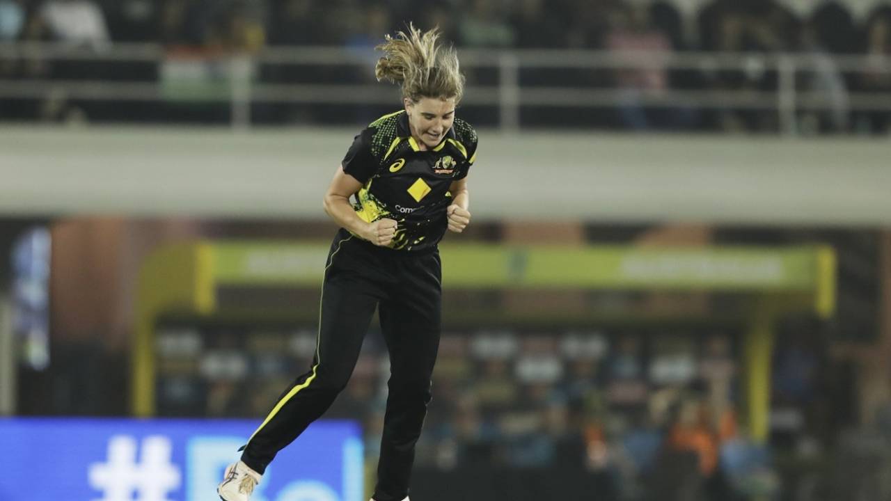 Annabel Sutherland celebrates a wicket, India v Australia, 5th T20I, Mumbai, December 20, 2022