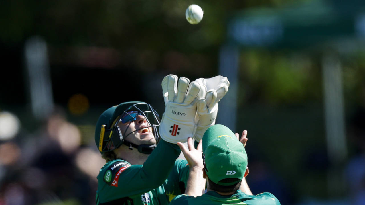 Dan Cleaver and Ray Toole almost collide while attempting a catch, Central Districts vs Wellington, Super Smash 2022-23, Palmerston North, December 27, 2022