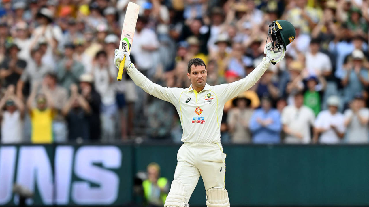 Alex Carey celebrates his maiden Test century&nbsp;&nbsp;&bull;&nbsp;&nbsp;Getty Images