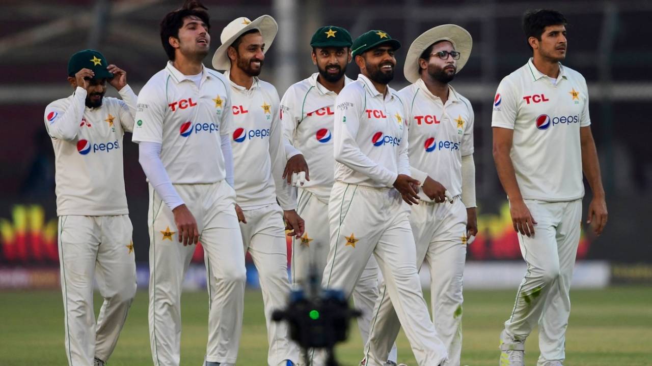 Players smile after bad light ended the match in a stalemate, Pakistan vs New Zealand, 1st Test, Karachi, 5th day, December 30, 2022