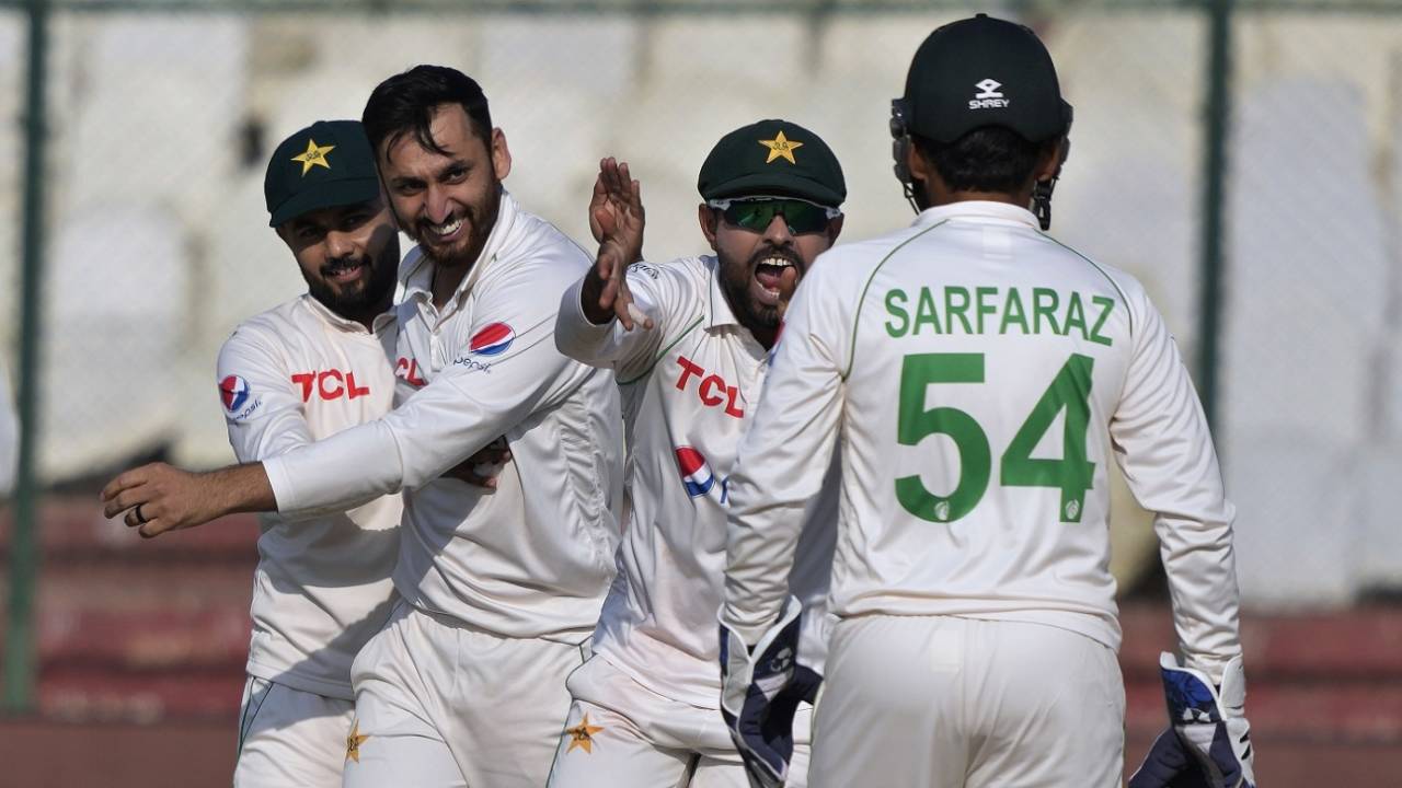 Agha Salman celebrates after having Devon Conway caught behind, Pakistan vs New Zealand, 2nd Test, Karachi, 1st day, January 02, 2023