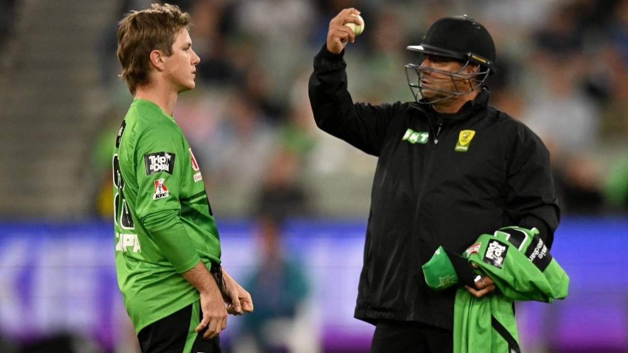 Adam Zampa and umpire Gerard Abood have a chat after the former's run-out attempt&nbsp;&nbsp;&bull;&nbsp;&nbsp;Getty Images