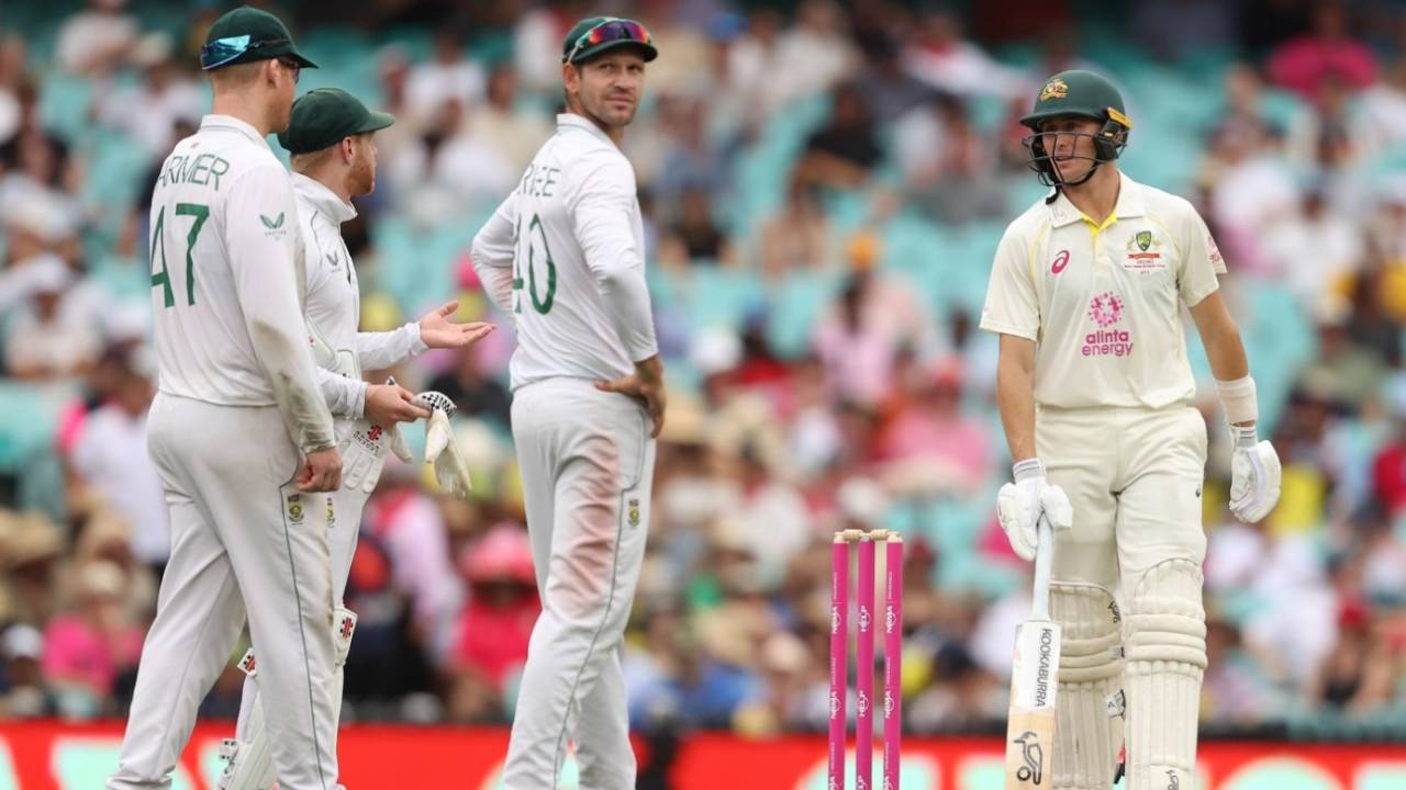 Marnus Labuschagne debates the controversial non-catch with South Africa's fielders&nbsp;&nbsp;&bull;&nbsp;&nbsp;Getty Images