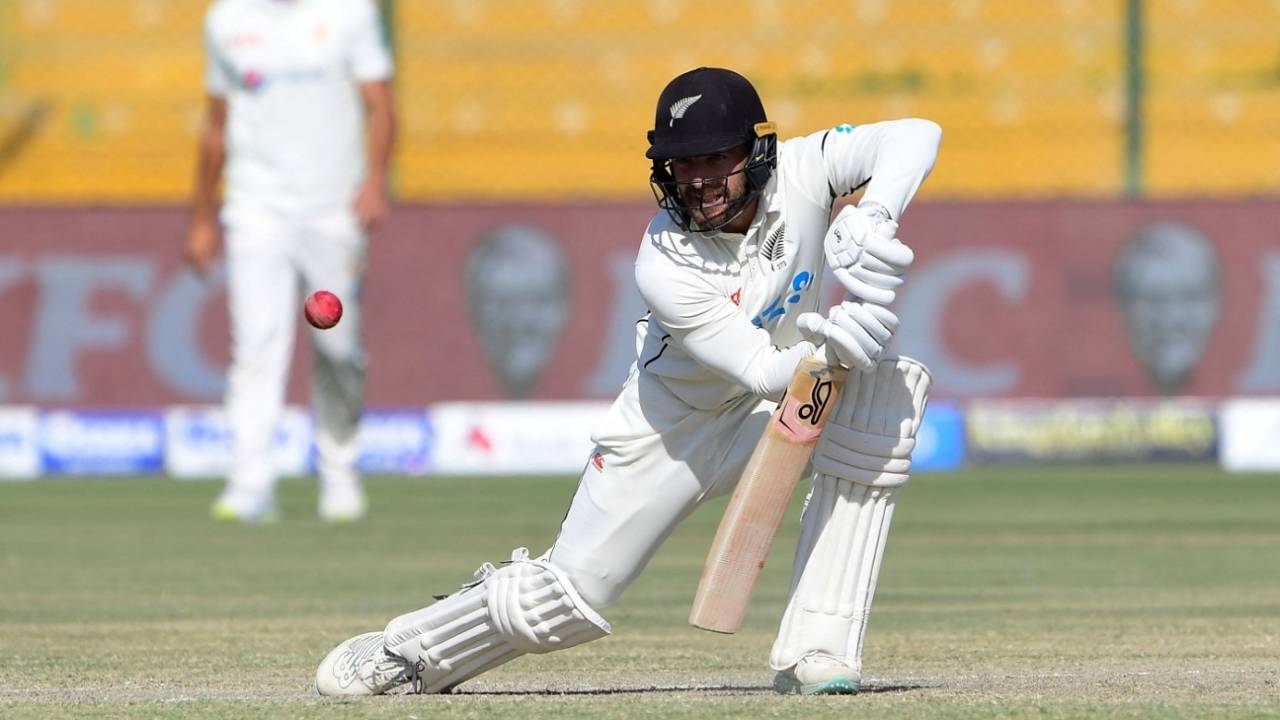 Tom Blundell goes low to have a push, Pakistan vs New Zealand, 2nd Test, Karachi, 4th day, January 5, 2023