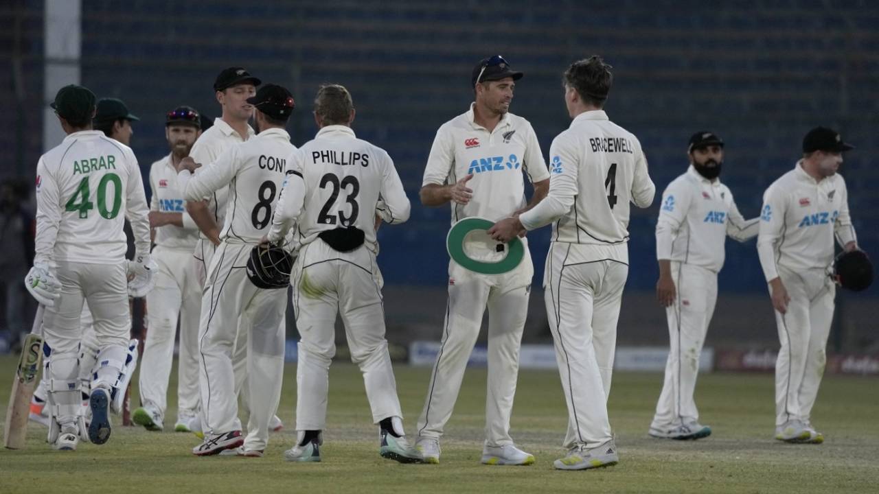 Players shake hands after a tantalising draw, Pakistan vs New Zealand, 2nd Test, Karachi, 5th day, January 6, 2022