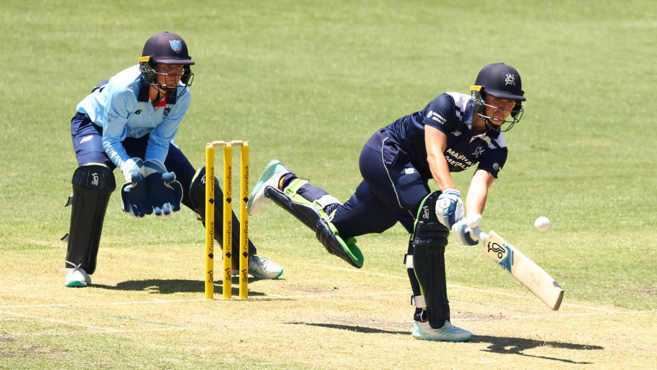 Sophie Reid gets into an unusual position to get to the ball, Victoria vs New South Wales, WNCL 2022-23, Melbourne, January 7, 2023