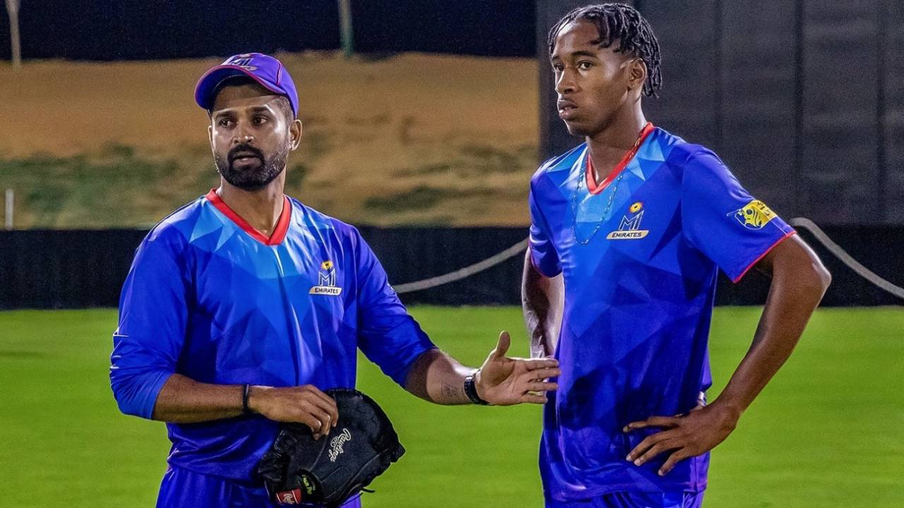 MI Emirates bowling coach R Vinay Kumar chats with McKenny Clarke, Abu Dhabi, January 6, 2023