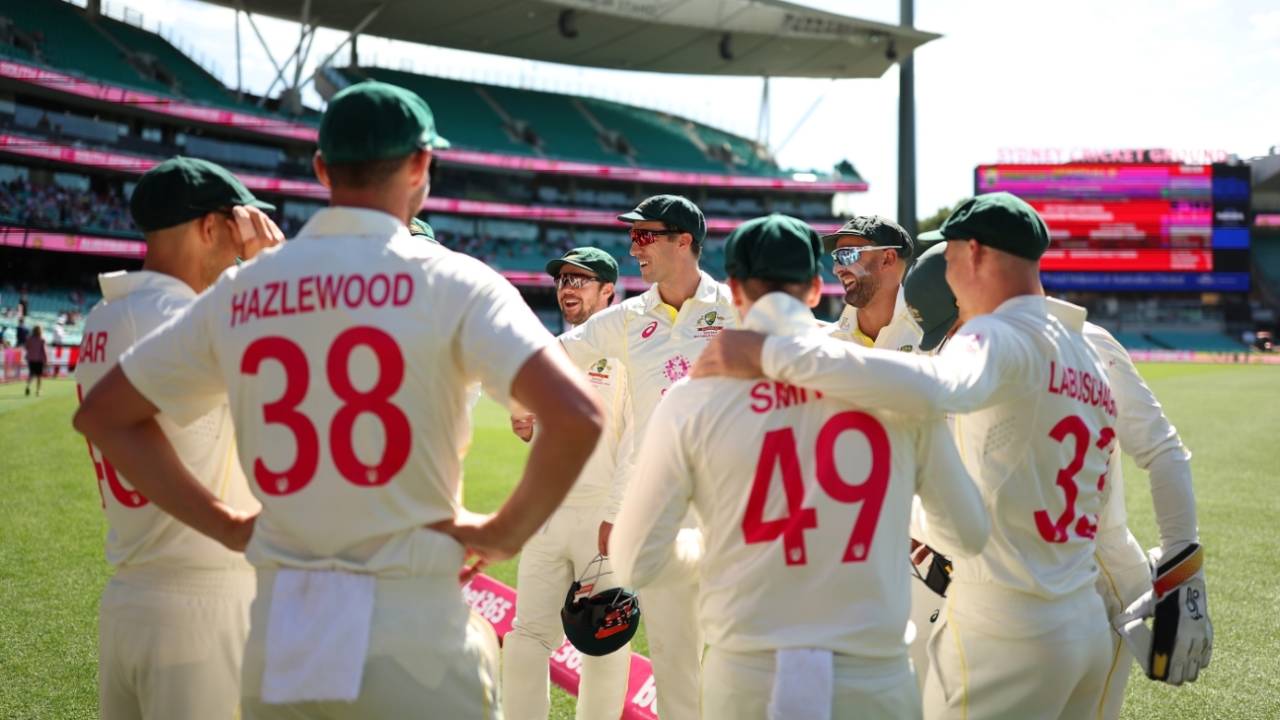 Pat Cummins addresses Australia's players before the start of play, Australia vs South Africa, 3rd Test, Sydney, 5th day, January 8, 2023