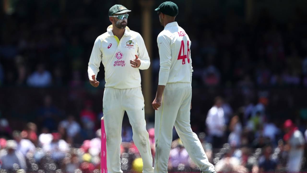 Nathan Lyon and Ashton Agar chat during the last day's play, Australia vs South Africa, 3rd Test, Sydney, 5th day, January 8, 2023