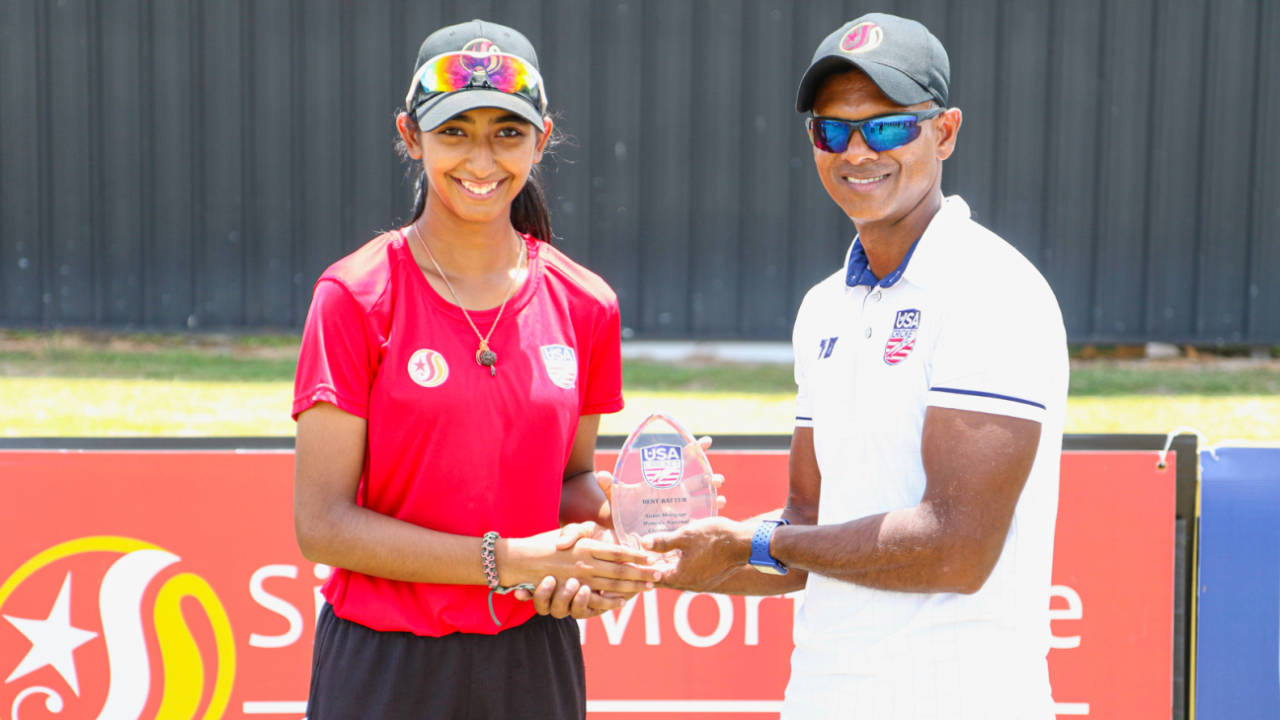 Aditi Chudasama receives the Best Batter Award at the 2022 USA Cricket Women's National Championship from USA Women's head coach Shivnarine Chanderpaul, Pearland, August 3, 2022