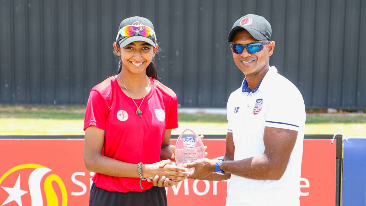 Aditi Chudasama receives the Best Batter Award at the 2022 USA Cricket Women's National Championship from USA Women's head coach Shivnarine Chanderpaul, Pearland, August 3, 2022