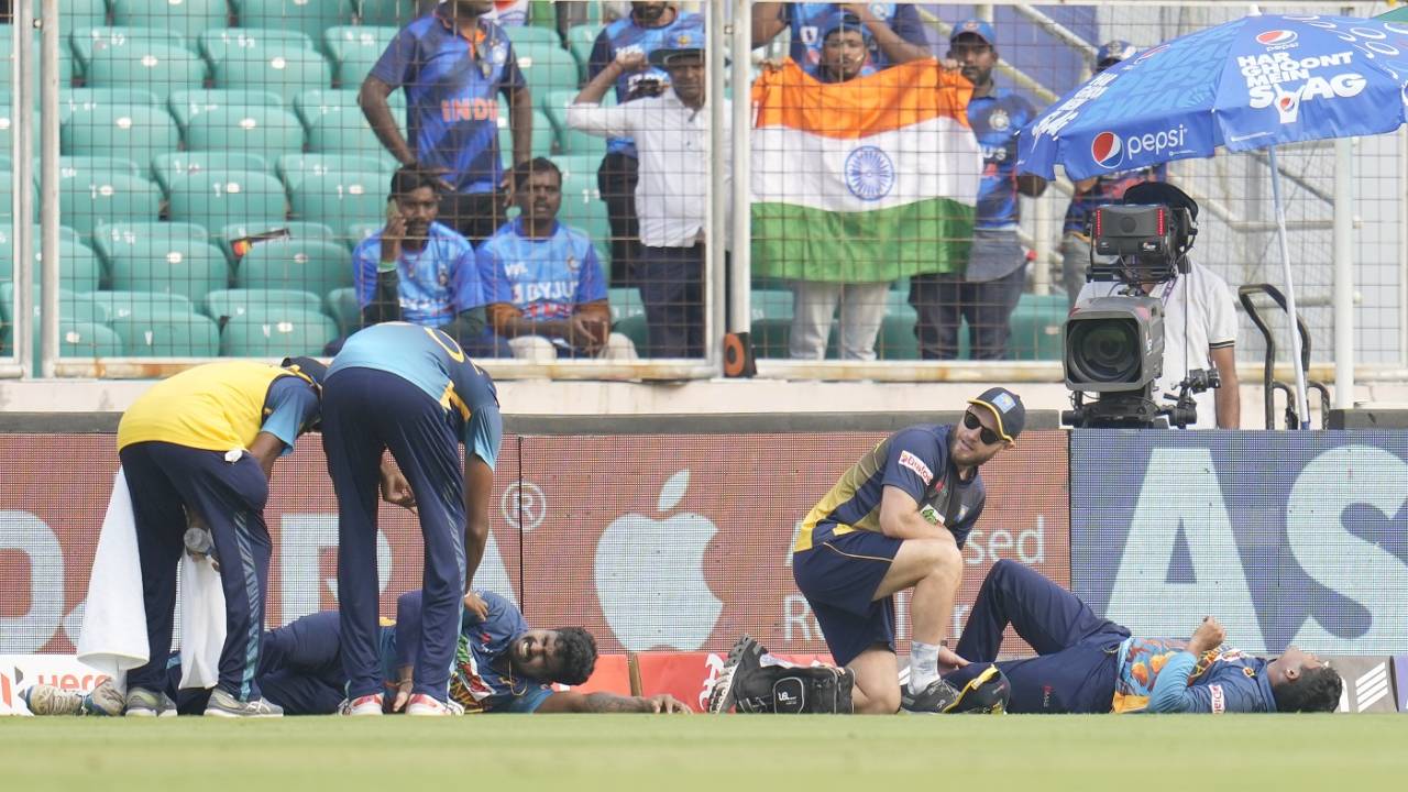 Ashen Bandara and Jeffrey Vandersay had a collision near the boundary, India vs Sri Lanka, 3rd ODI, Thiruvananthapuram, January 15, 2023