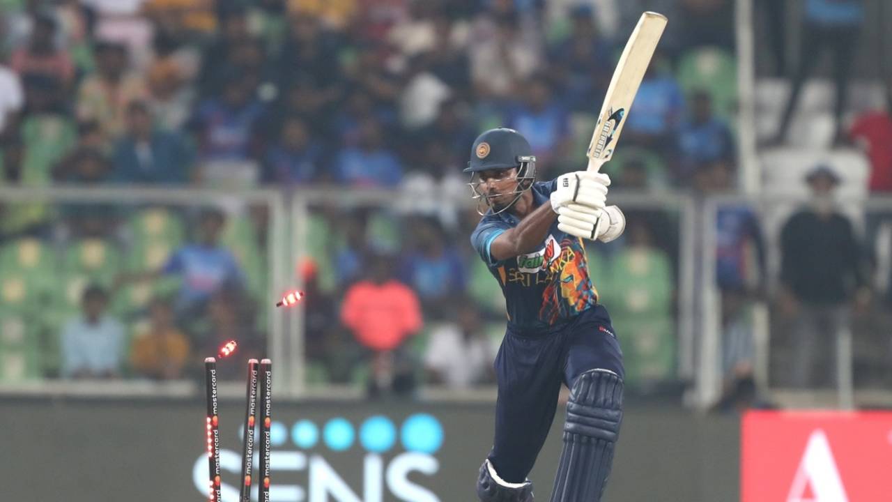 Nuwanidu Fernando gets bowled, India vs Sri Lanka, 3rd ODI, Thiruvananthapuram, January 15, 2023