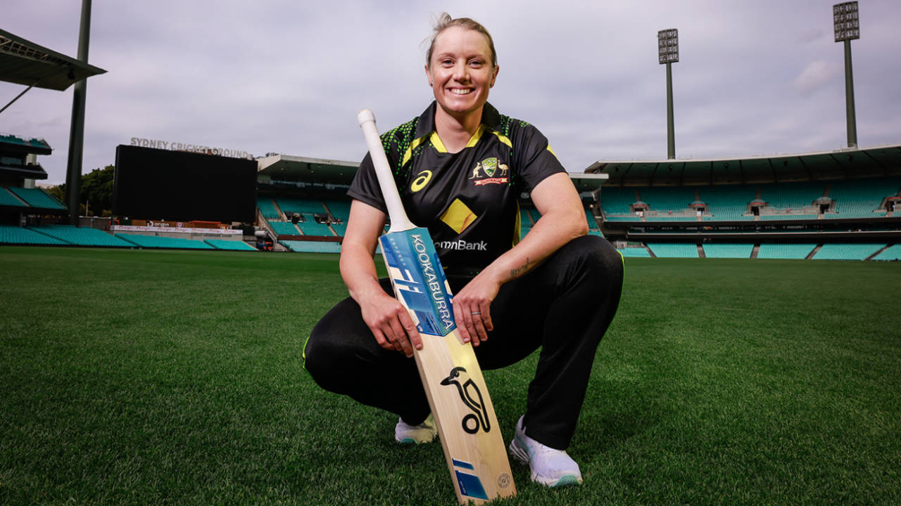 Alyssa Healy poses with a bat, Sydney, September 13, 2022