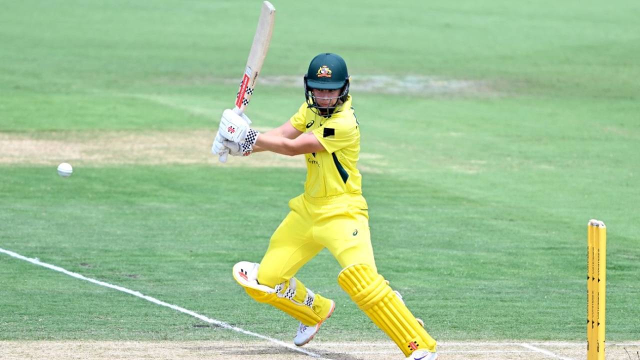 Phoebe Litchfield punches off the back foot, Australia vs Pakistan, 2nd women's ODI, Brisbane, January 18, 2023