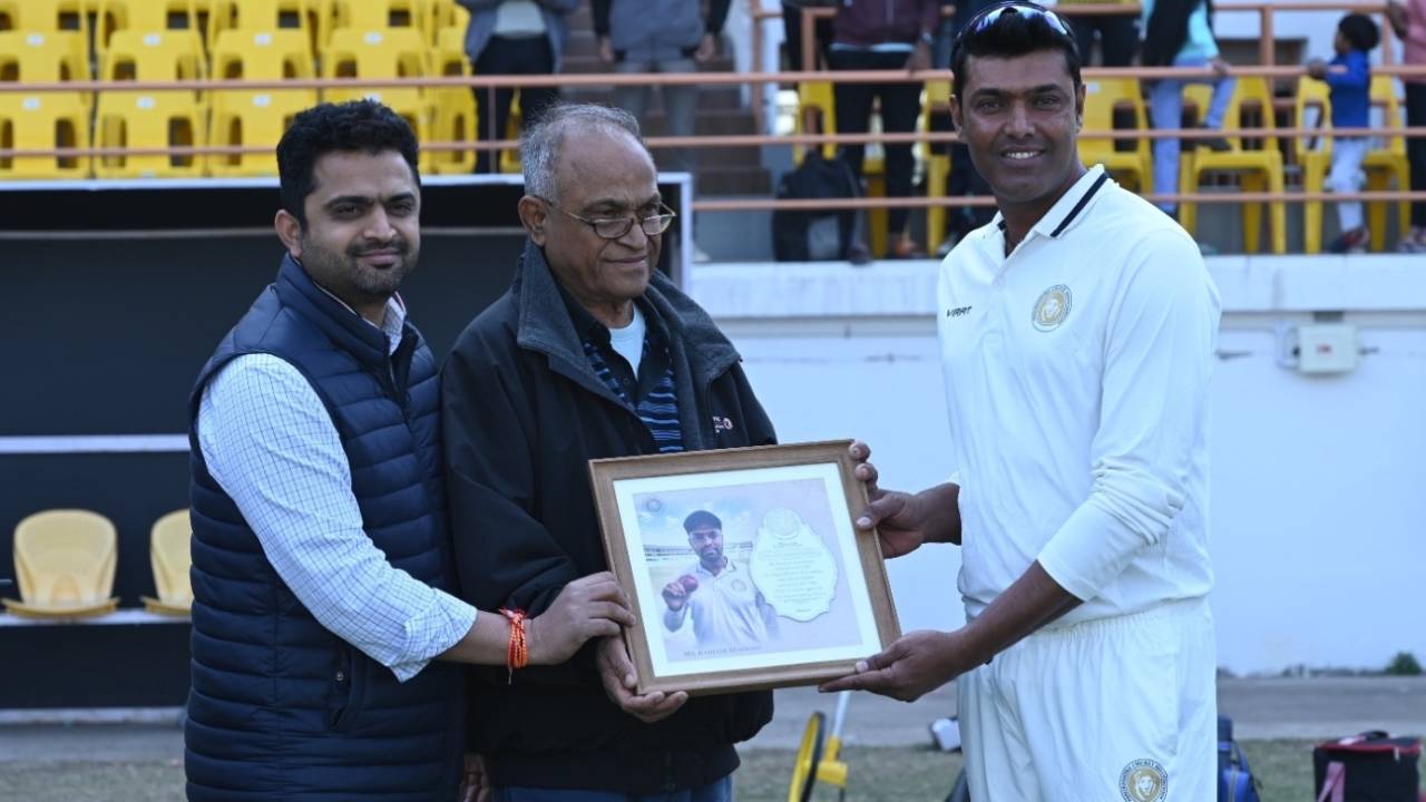 Kamlesh Makwana collects a memento after retiring from all formats, Saurashtra vs Andhra, Rajkot, 4th day, Ranji Trophy, January 20, 2023