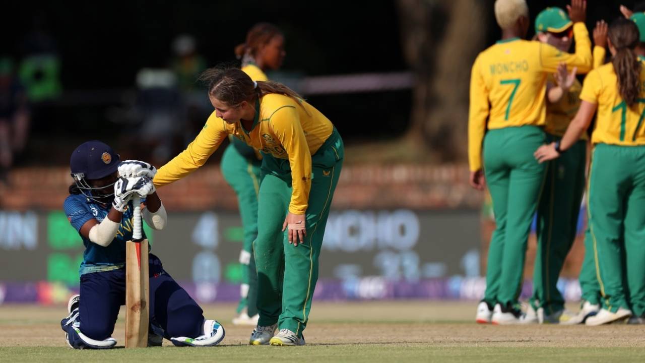 Miane Smit consoles Umaya Rathnayake after Sri Lanka lost to South Africa by one run, South Africa Women Under-19s vs Sri Lanka Women Under-19s,  U19 Women's T20 World Cup, Potchefstroom, January 24, 2023