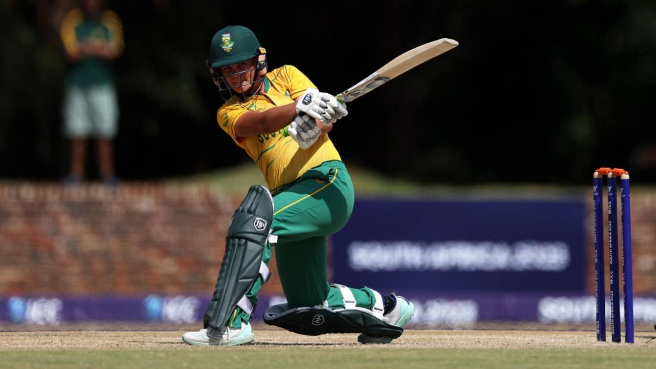 Kayla Reyneke swipes at the ball, South Africa Women Under-19s vs Sri Lanka Women Under-19s, U19 Women's T20 World Cup, Potchefstroom, January 24, 2023