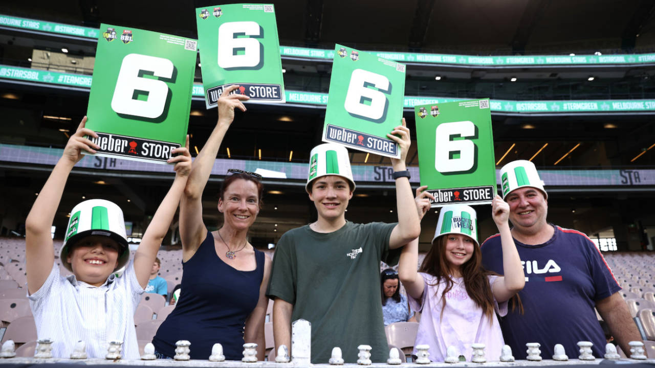 Fans at the MCG, Melbourne Stars vs Sydney Thunder, BBL, Melbourne Cricket Ground, January 25, 2023