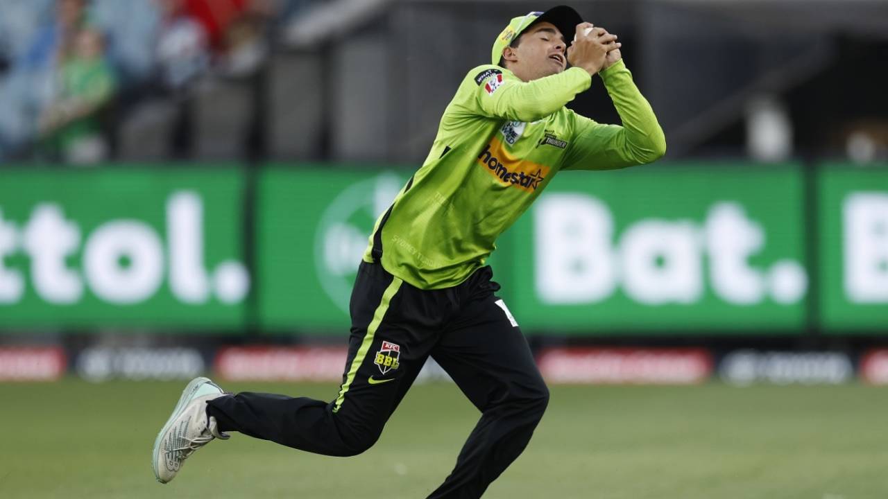 Joel Davies caught on to one to dismiss Marcus Stoinis, Melbourne Stars vs Sydney Thunder, BBL, Melbourne Cricket Ground, January 25, 2023