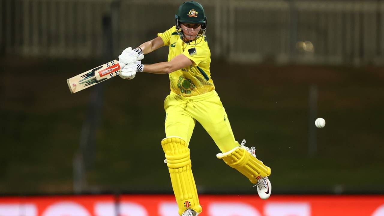 Beth Mooney goes airborne, Australia vs Pakistan, 2nd women's T20I, Hobart, January 26, 2023