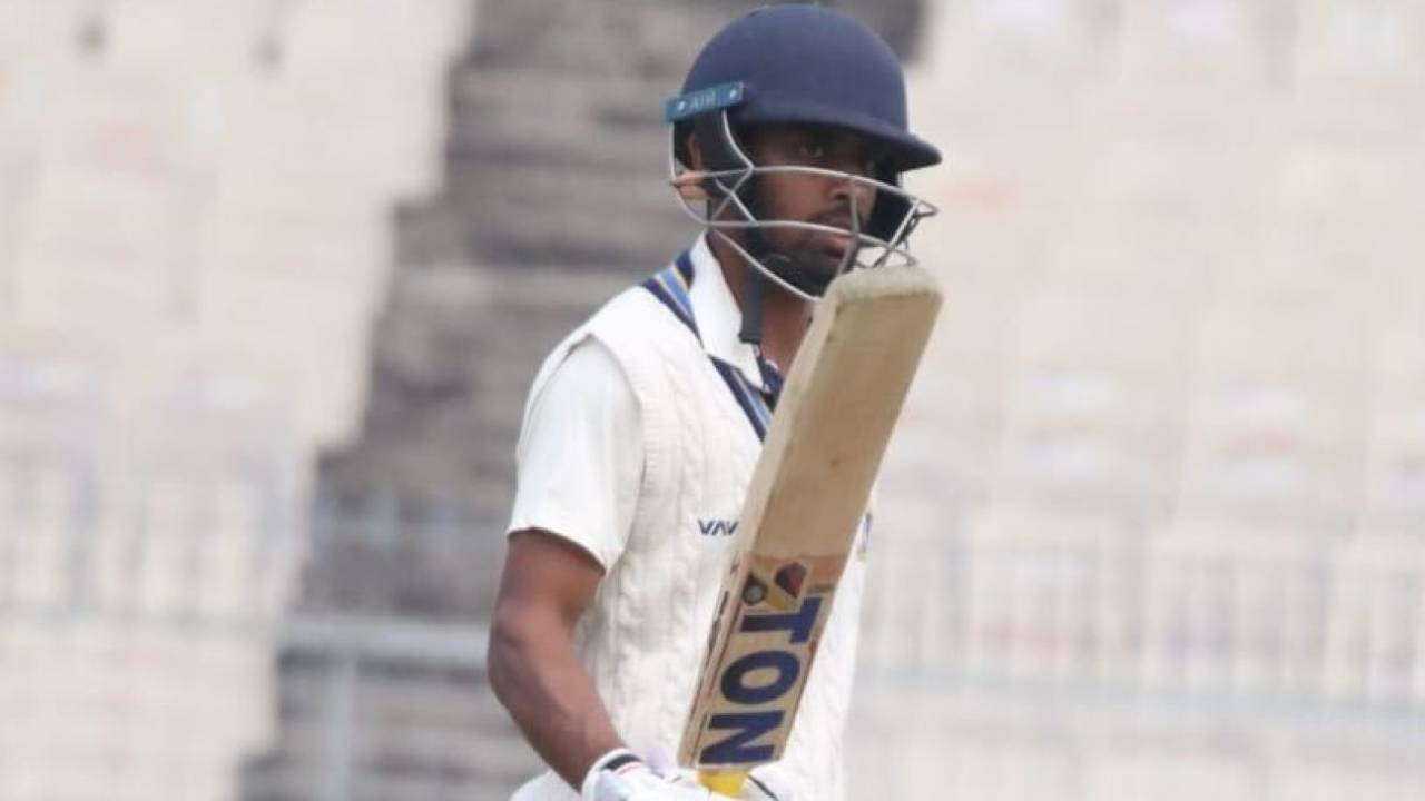 Abhimanyu Easwaran acknowledges his half-century, Bengal vs Jharkhand, Ranji Trophy 2022-23 quarter-final, Kolkata, 2nd day, February 1, 2023