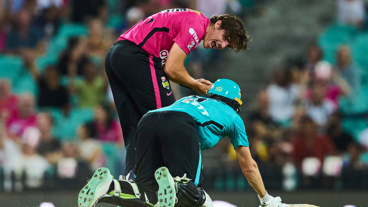 Sean Abbott celebrates close to Sam Heazlett, Sydney Sixers vs Brisbane Heat, BBL, SCG, February 2, 2023