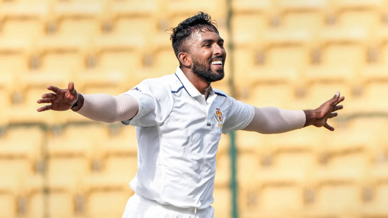 M Venkatesh followed up his five-for in the first innings with two more wickets, Karnataka vs Uttarakhand, Ranji Trophy 2022-23 quarter-final, Bengaluru, 3rd day, February 2, 2023