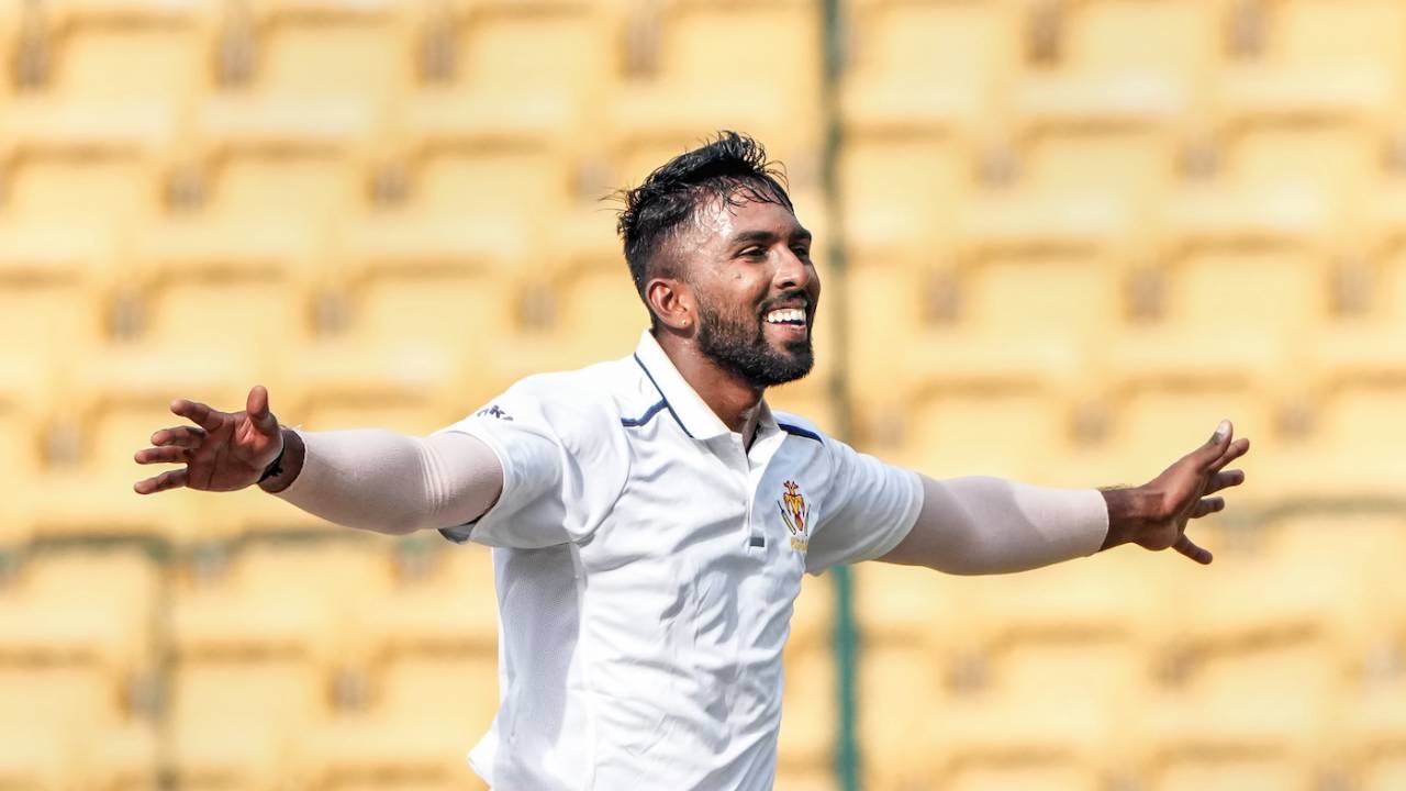 M Venkatesh followed up his five-for in the first innings with two more wickets, Karnataka vs Uttarakhand, Ranji Trophy 2022-23 quarter-final, Bengaluru, 3rd day, February 2, 2023