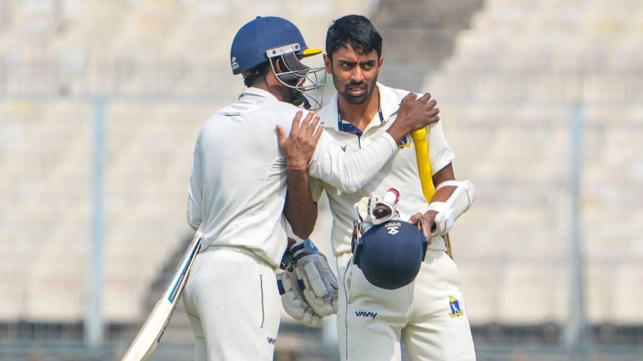 Abhimanyu Easwaran gets a hug from Sudip Kumar Gharami after he hit the winning runs, Bengal vs Jharkhand, Ranji Trophy 2022-23 quarter-final, Kolkata, 4th day, February 3, 2023