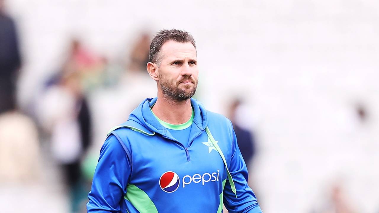 Shaun Tait keeps an eye on Pakistan's warm-up