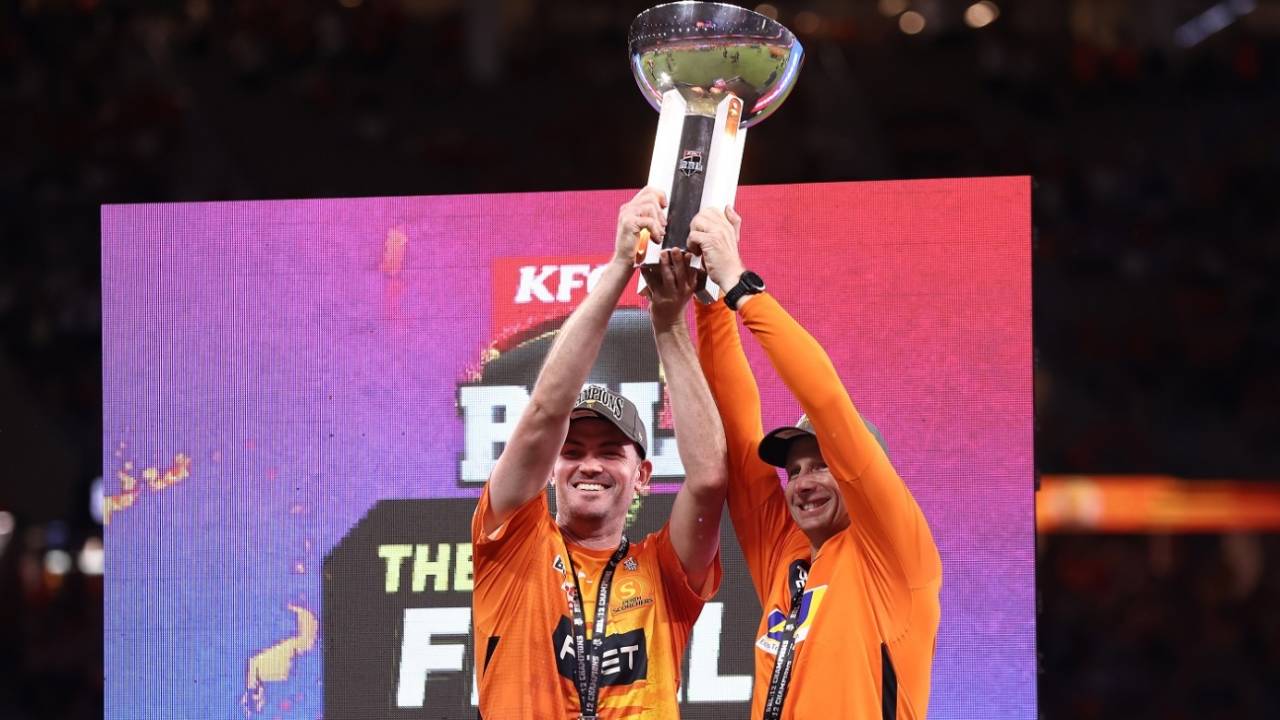 Ashton Turner and Adam Voges hold the BBL trophy aloft&nbsp;&nbsp;&bull;&nbsp;&nbsp;Cricket Australia/Getty Images