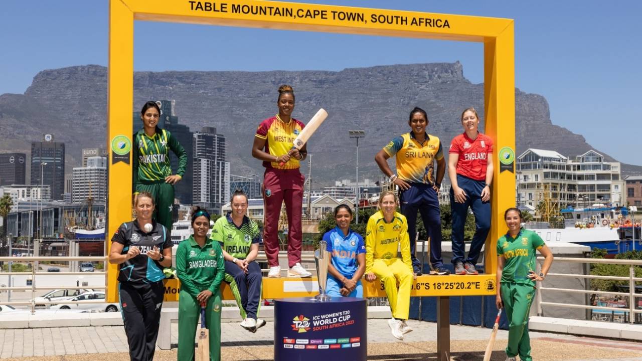 The captains pose with the trophy with the Table Mountain at the back&nbsp;&nbsp;&bull;&nbsp;&nbsp;ICC/Getty Images