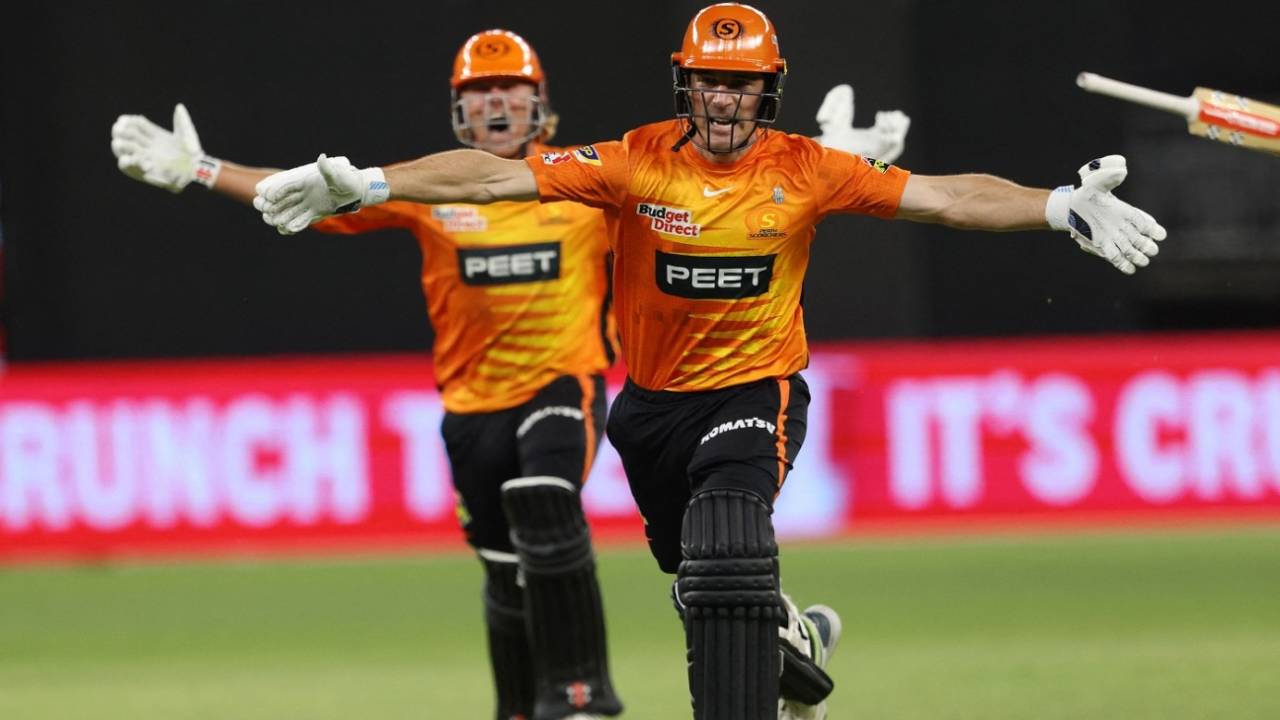 Cooper Connolly (left) and Nick Hobson rejoice after their match-winning stand, Perth Scorchers vs Brisbane Heat, BBL final, Perth, February 4, 2023