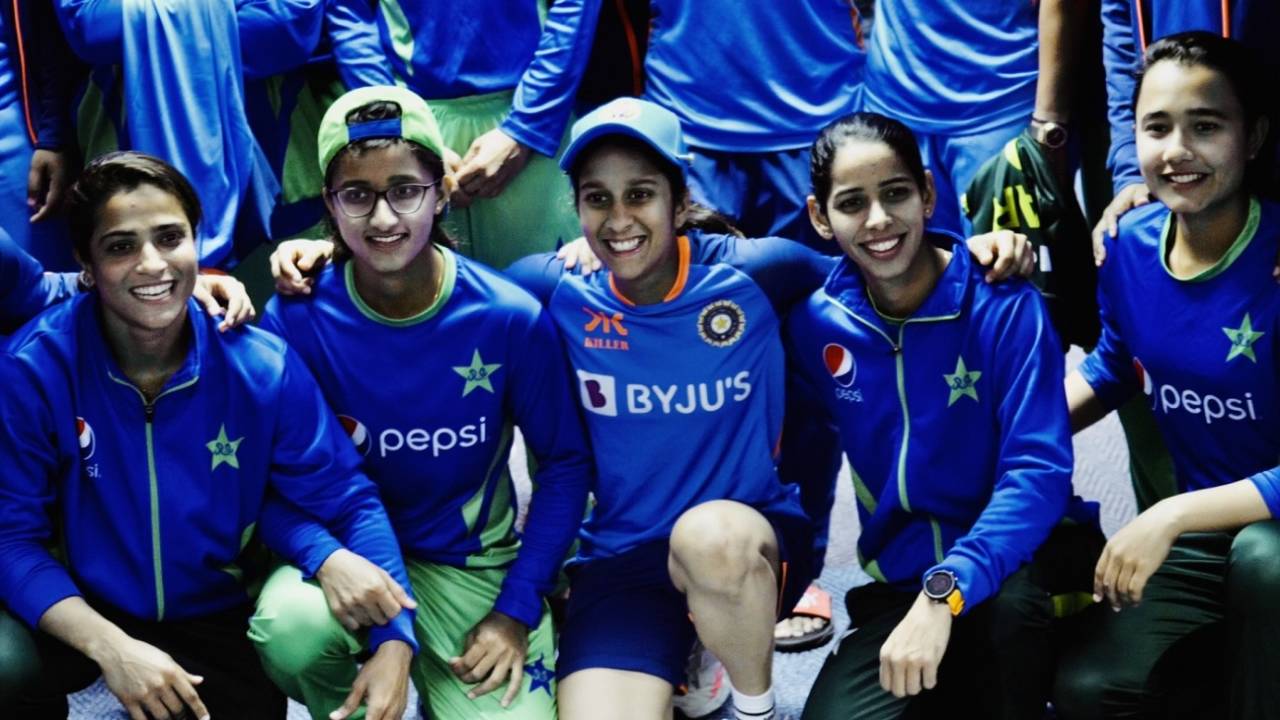 Jemimah Rodrigues poses with some of the Pakistan cricketers after their T20 World Cup game&nbsp;&nbsp;&bull;&nbsp;&nbsp;PCB