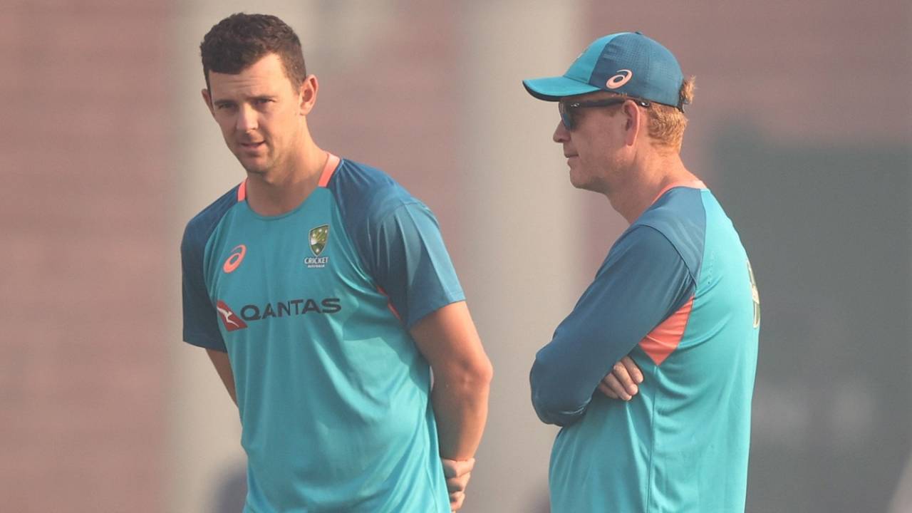 Josh Hazlewood chats with Andrew McDonald, India vs Australia, 2nd Test, Delhi, 1st day, February 18, 2023