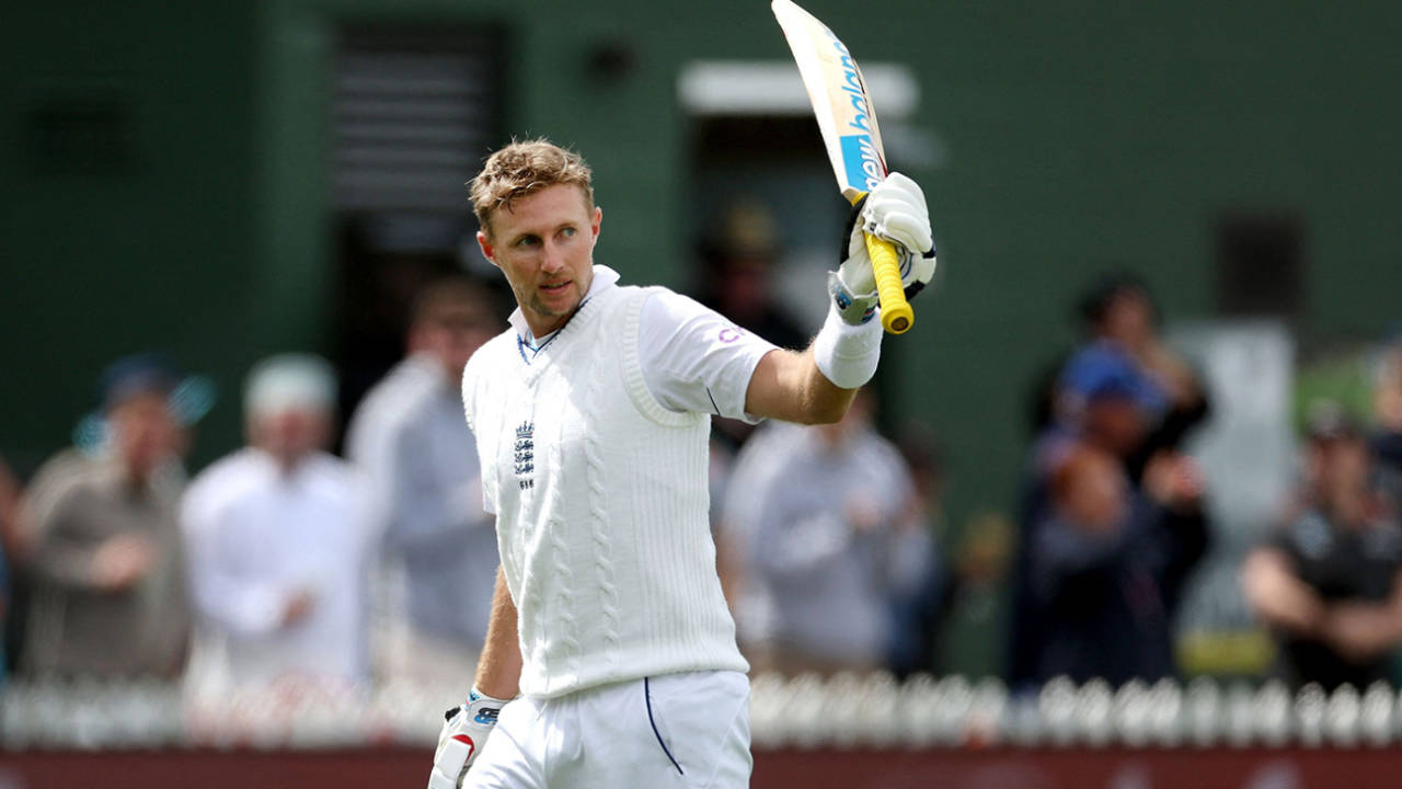 Joe Root takes the applause after walking off unbeaten on 153&nbsp;&nbsp;&bull;&nbsp;&nbsp;AFP/Getty Images