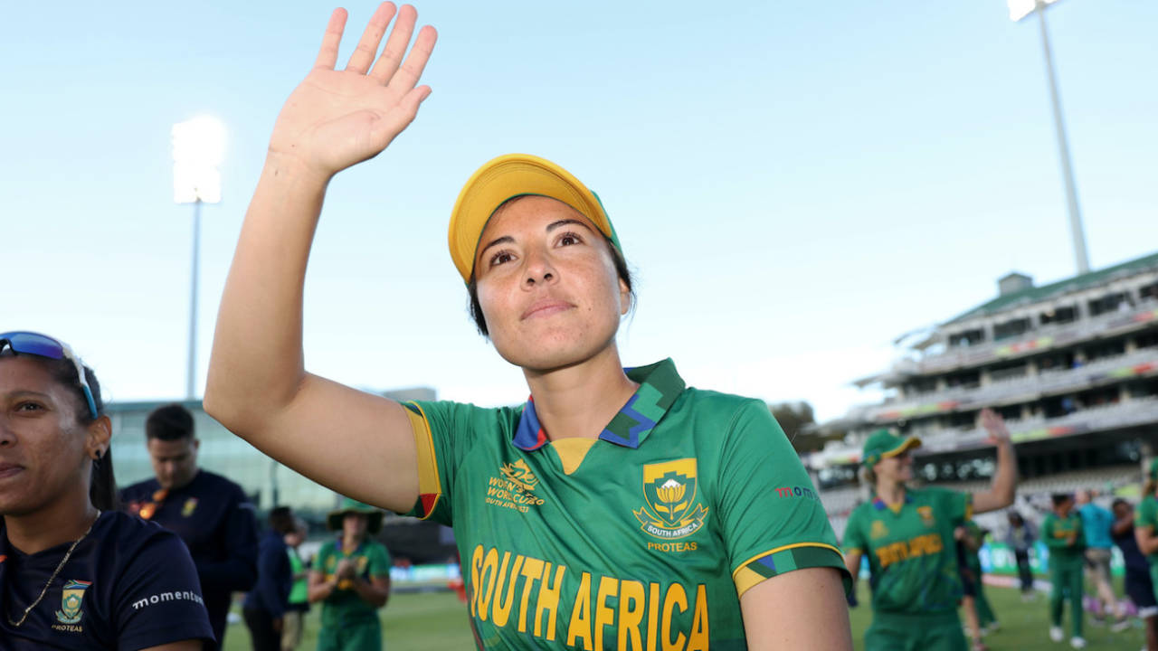 Sune Luus waves to the crowd, South Africa vs Australia, Women's T20 World Cup, Final, Cape Town, February 26, 2023