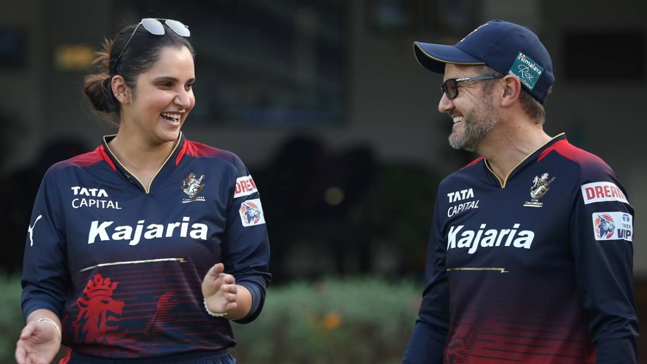 The RCB mentor Sania Mirza in conversation with Mike Hesson, Gujarat Giants vs Royal Challengers Bangalore, Women's Premier League, Brabourne, March 8, 2023