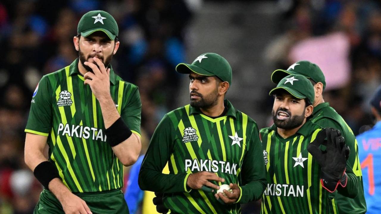 Shaheen Shah Afridi, Babar Azam and Mohammad Rizwan have a discussion, India vs Pakistan, T20 World Cup, Melbourne, October 23, 2022