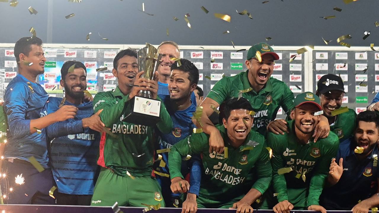 Bangladesh debutant Tanvir Islam holds the series trophy, Bangladesh vs England, 3rd T20I, Dhaka, March 14, 2023