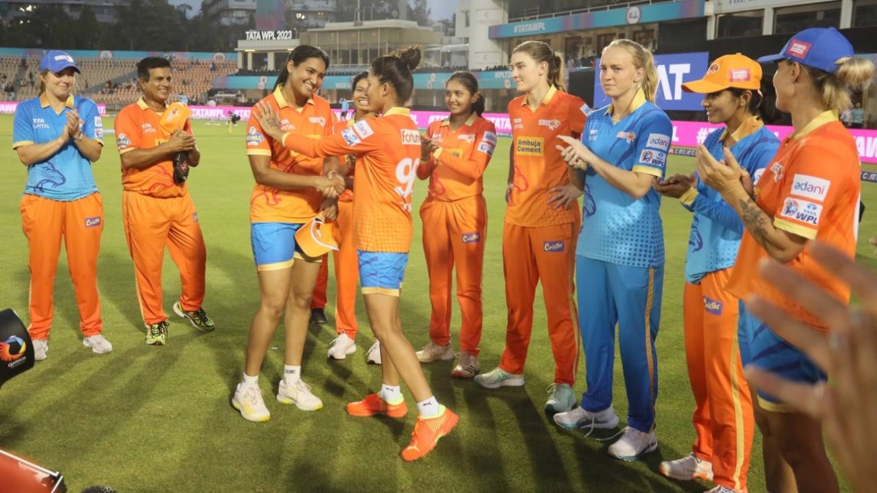 Ashwani Kumari gets her WPL cap from Sushma Verma, Delhi Capitals vs Gujarat Giants, WPL 2023, Brabourne Stadium, Mumbai, March 16, 2023