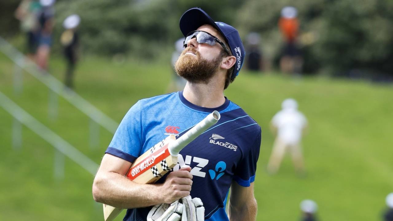 Kane Williamson has a look out for clouds, New Zealand vs Sri Lanka, 2nd Test, Wellington, 1st day, March 17, 2023