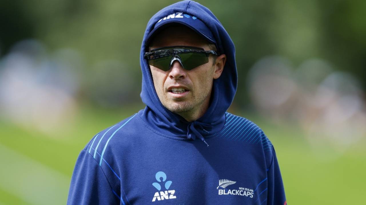 Tim Southee has his hoodie on, New Zealand vs Sri Lanka, 2nd Test, Wellington, 1st day, March 17, 2023