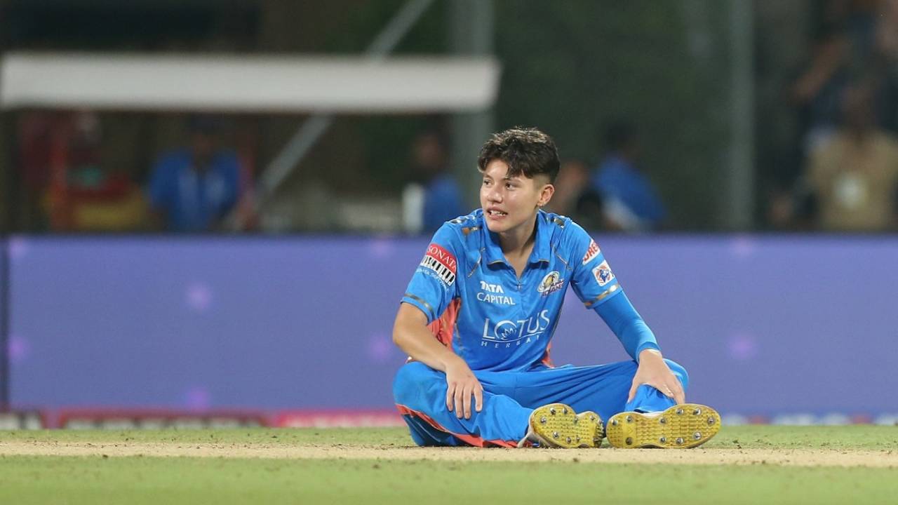 Issy Wong reacts after Sophie Ecclestone hits the winning runs, Mumbai Indians vs UP Warriorz, Women's Premier League, Navi Mumbai, March 18, 2023