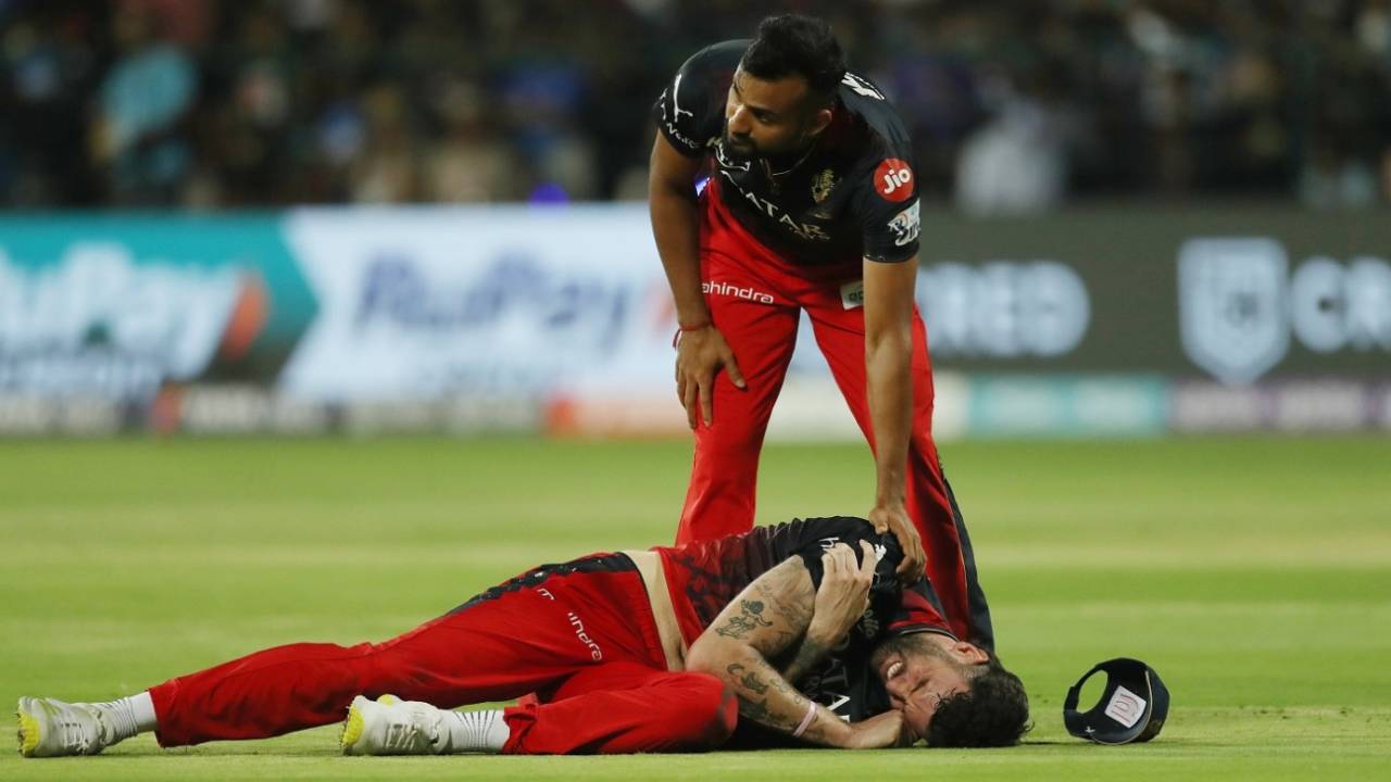 Reece Topley dislocated his right shoulder after diving awkwardly, Royal Challengers Bangalore vs Mumbai Indians, IPL 2023, Bengaluru, April 2, 2023