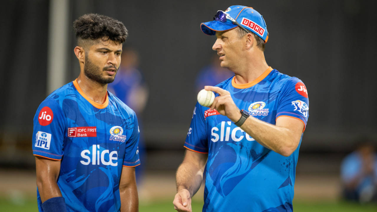 Arshad Khan has a chat with Mumbai Indians' bowling coach Shane Bond, Mumbai, April 4, 2023